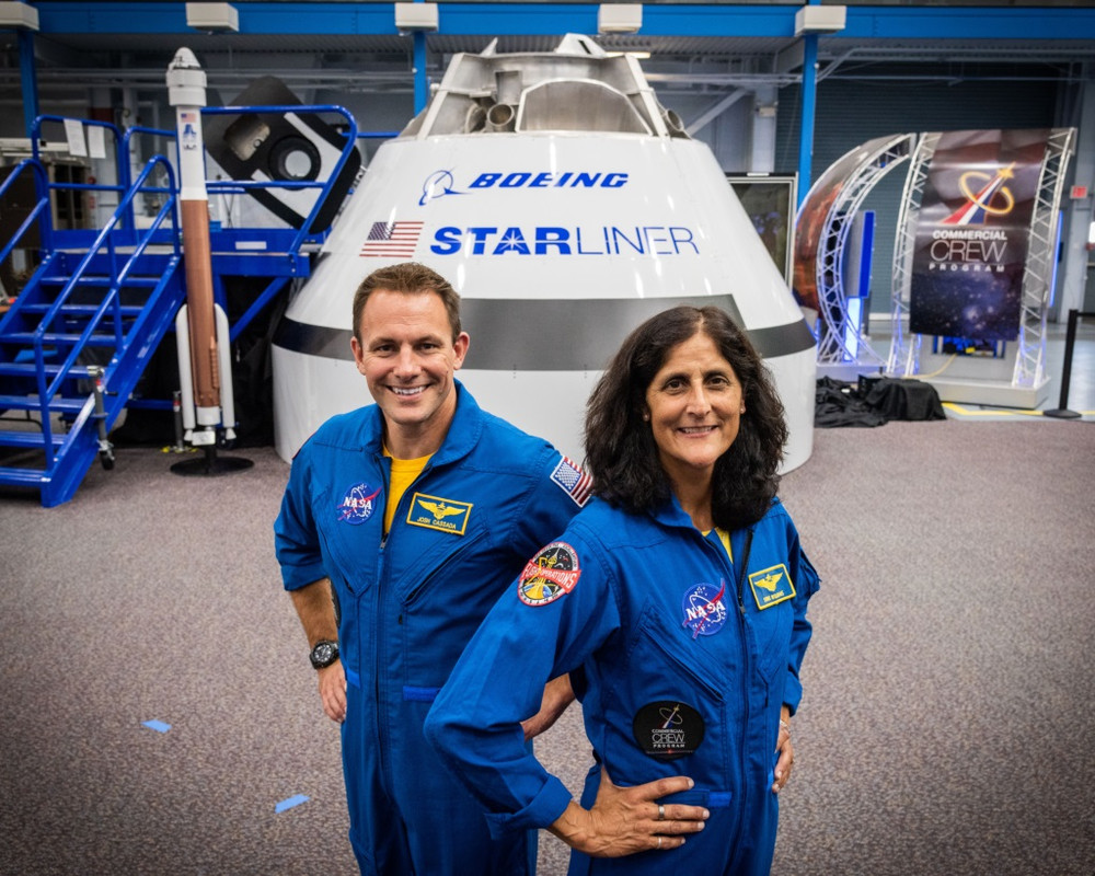 Phi hành gia Sunita Williams và Josh Cassada được NASA chọn tham gia chuyến bay đầu tiên lên Trạm vũ trụ quốc tế trên tàu vũ trụ của Boeing. Ảnh: NASA. NASA chọn nữ phi hành gia da màu đầu tiên lên Trạm vũ trụ -0