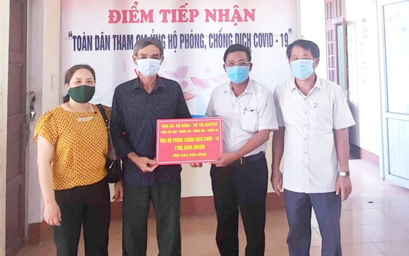 Ông Hà Khoa cùng vợ Võ Thị Khuyên (bên trái) ủng hộ 100 triệu đồng tại Ủy ban MTTQ Việt Nam huyện Hướng Hóa. Thơm thảo những tấm lòng người dân Quảng Trị -0