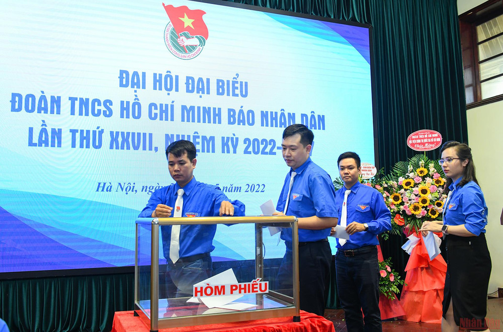 Các đoàn viên bỏ phiếu bầu Ban Chấp hành Đoàn Thanh niên Báo Nhân Dân nhiệm kỳ 2022-2027 tại Đại hội. (Ảnh: THÀNH ĐẠT) Tuổi trẻ Báo Nhân Dân phát huy truyền thống, kiến tạo thành công mới -0