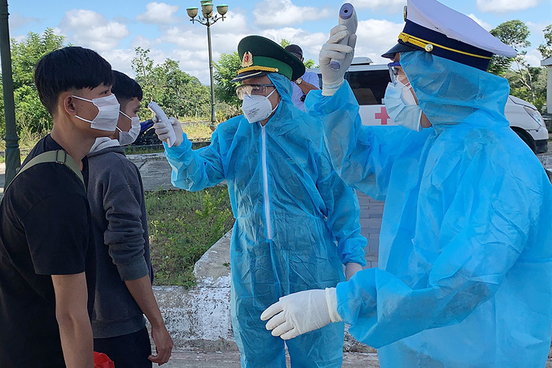 Kiểm tra thân nhiệt sinh viên Lào trước khi nhập cảnh vào Việt Nam. Quảng Nam đón gần 300 du học sinh Lào nhập cảnh vào Việt Nam -0
