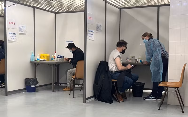 Lo ngại làn sóng biến thể Omicron, rất đông người Pháp đi tiêm vaccine trong mấy ngày qua.