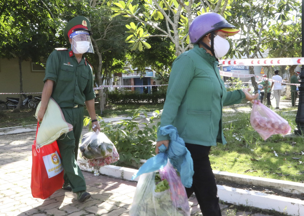 Chiến sĩ Ban Chỉ huy Quân sự huyện Đức Huệ mang nhu yếu phẩm ra xe cho người dân khu vực biên giới. “Phiên chợ 0 đồng” đến với nhân dân biên giới -0