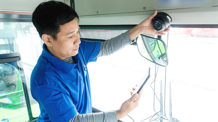 Lắp và kiểm tra hoạt động của camera giám sát trên xe khách.