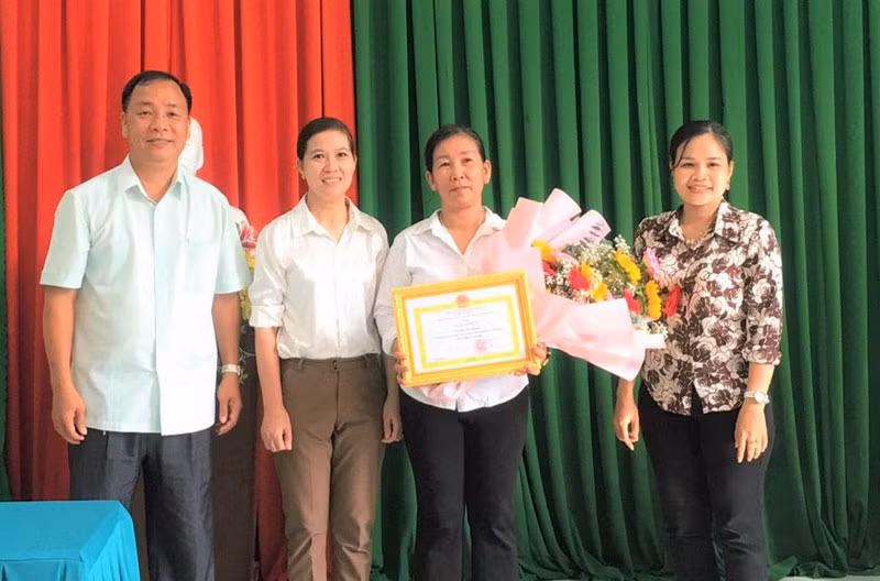 Lãnh đạo Ủy ban nhân dân thành phố Long Khánh tặng Giấy khen cho chị Phụng.