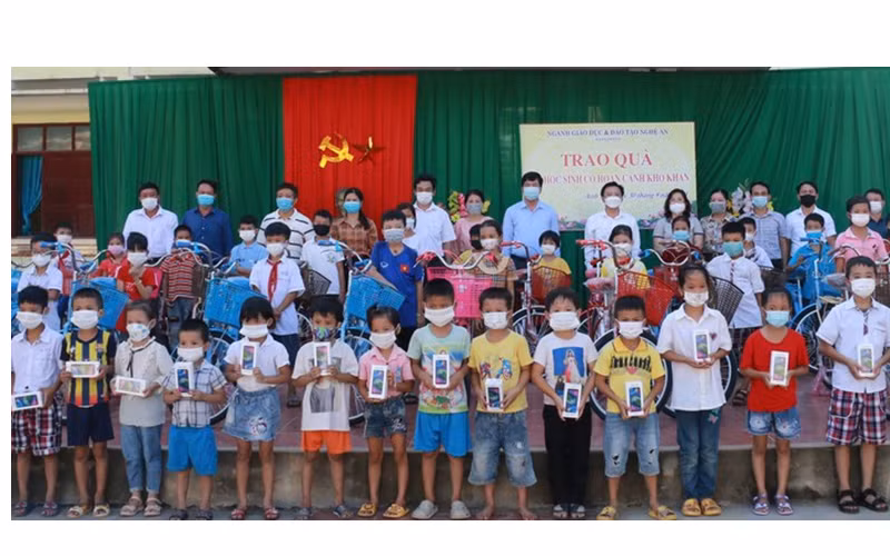 Trao điện thoại di động và xe đạp cho học sinh nghèo ở huyện Anh Sơn.