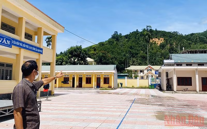 Cách khu cách ly tập trung tại Trường Phổ thông Dân tộc nội trú Tây Trà hơn 500m là khu vực sạt lở núi. 