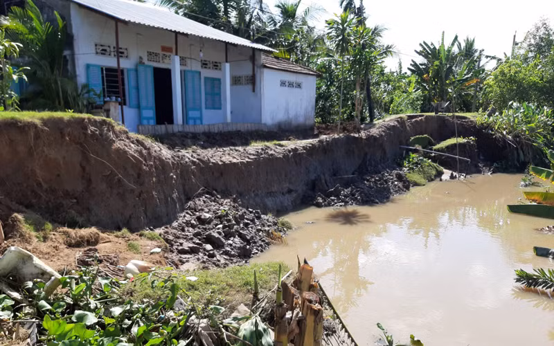 Sạt lở bờ sông đang uy hiếp nhà dân tại Sóc Trăng.