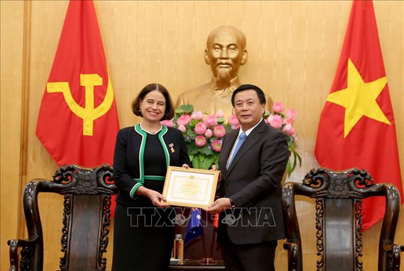 Giáo sư, Tiến sĩ Nguyễn Xuân Thắng trao Kỷ niệm chương “Vì sự nghiệp đào tạo, bồi dưỡng lý luận chính trị” tặng Đại sứ Australia tại Việt Nam Robyn Mudie. (Ảnh: TTXVN) Hợp tác triển khai Dự án “Thành lập và nâng cao năng lực của Trung tâm Việt Nam - Australia” -0