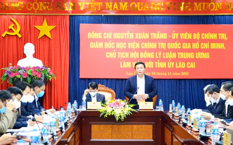 Đồng chí Nguyễn Xuân Thắng, Ủy viên Bộ Chính trị, Giám đốc Học viện Chính trị Quốc gia Hồ Chí Minh, Chủ tịch Hội đồng lý luận Trung ương làm việc với Tỉnh ủy Lào Cai.