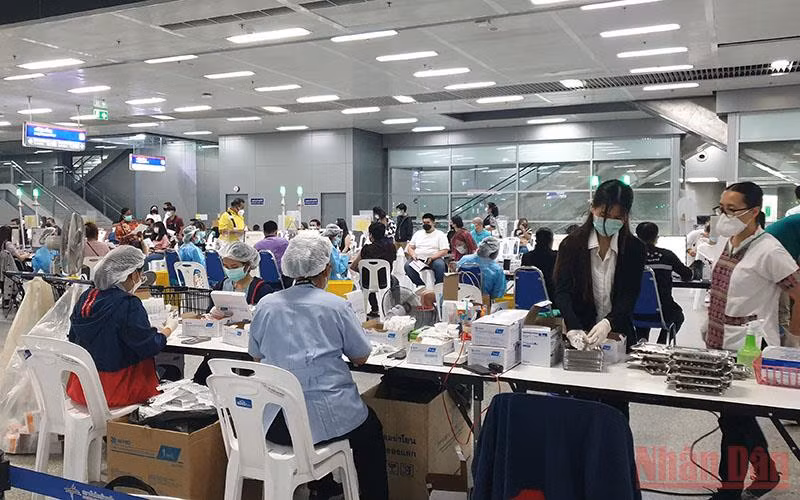 Người dân chờ tiêm vaccine ngừa Covid-19 tại một trung tâm tiêm chủng ở thủ đô Bangkok, Thái Lan. (Ảnh: NAM ĐÔNG)