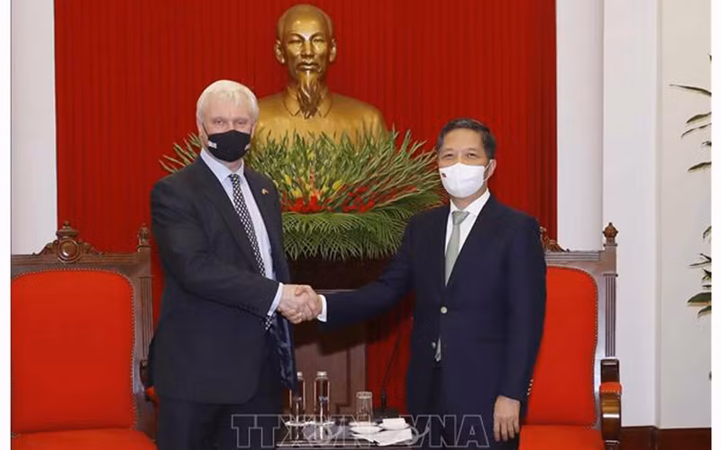 Trưởng Ban Kinh tế Trung ương Trần Tuấn Anh tiếp Phái viên Thương mại của Thủ tướng Anh Graham Stuart phụ trách Việt Nam, Lào và Campuchia. (Ảnh: Phương Hoa-TTXVN)