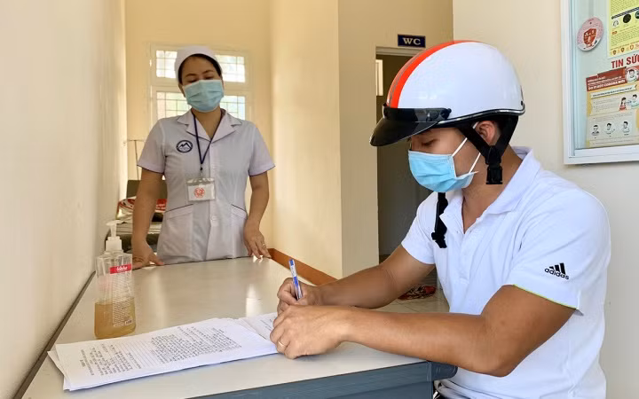 Hướng dẫn công dân từ vùng có dịch chủ động đến các cơ sở y tế khai báo.