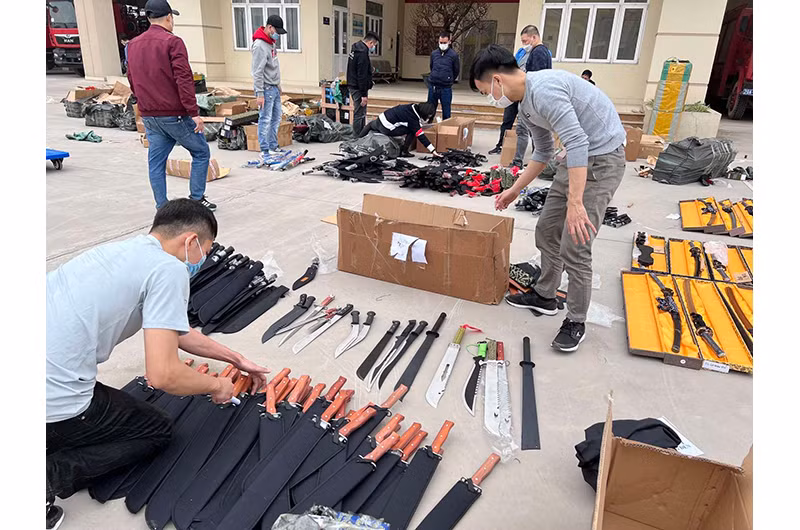 Hàng nghìn vũ khí thô sơ bị cơ quan chức năng thu giữ.