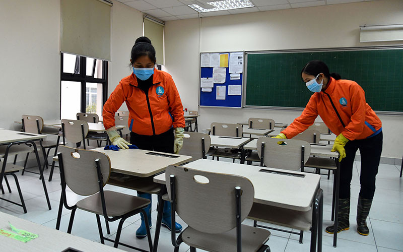 Vệ sinh khử khuẩn các thiết bị, đồ dùng trong các lớp học. (Ảnh: DUY LINH)