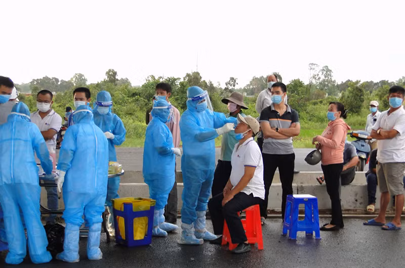 Lấy mẫu xét nghiệm cho người dân tại huyện Cái Bè.