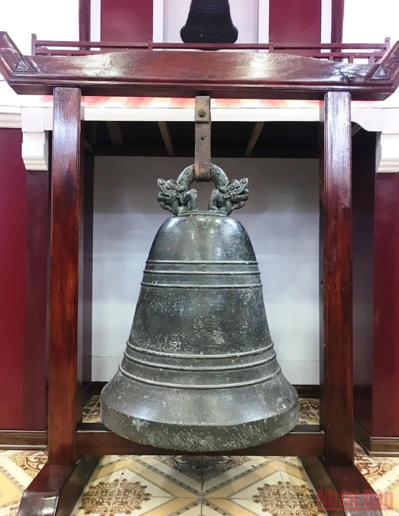 Chuông đồng trước cổng trường Trường Quốc Học Huế xưa - hiện vật gốc quý hiếm. A4khanhthanh-1637590068856.jpeg