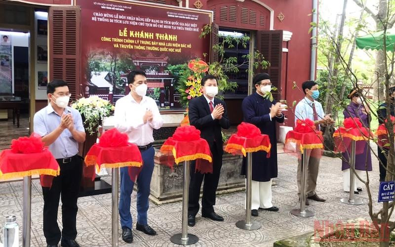 Lãnh đạo Sở Văn hóa và Thể thao, Bảo tàng Hồ Chí Minh cùng các ban, ngành cắt băng khánh thành công trình Nhà lưu niệm Bác Hồ và truyền thống Trường Quốc Học Huế.