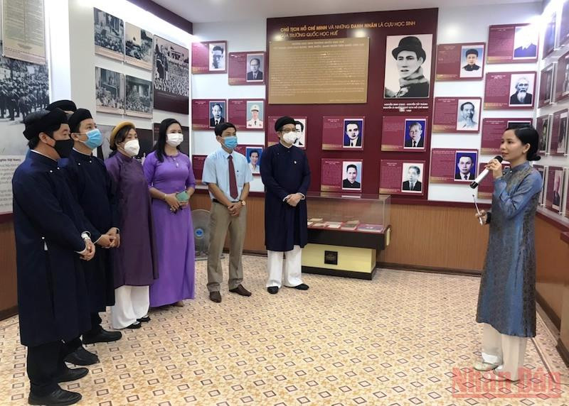 Không gian lưu niệm Chủ tịch Hồ Chí Minh với nhiều tư liệu, hiện vật về cậu học trò Nguyễn Sinh Cung qua những năm tháng học tập và tham gia các hoạt động yêu nước ở Trường Quốc Học Huế. Khánh thành công trình Nhà lưu niệm Bác Hồ và truyền thống Trường Quốc Học Huế -0