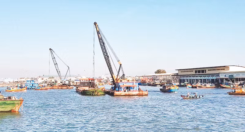 Nạo vét vùng nước neo đậu tàu trước bến 400 CV cảng cá Phan Thiết (tỉnh Bình Thuận).