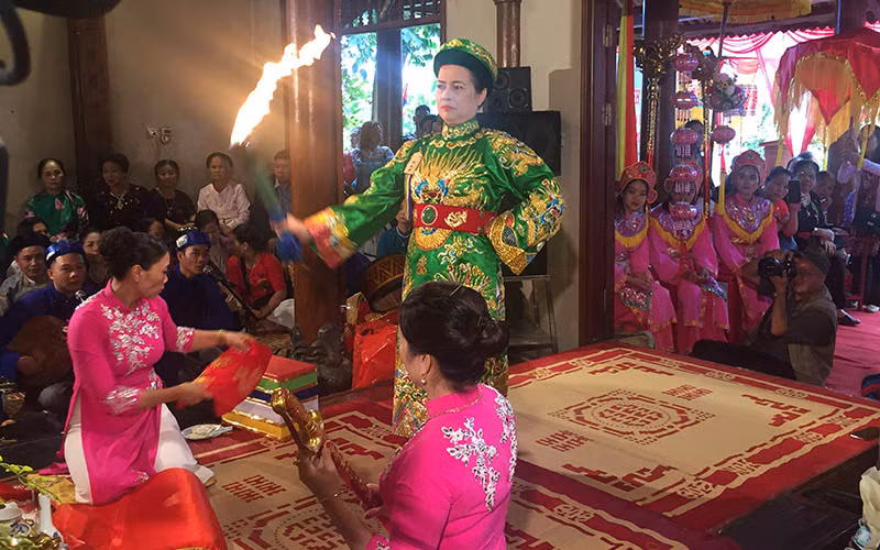 Nghi thức hầu đồng trong tín ngưỡng thờ Mẫu được tổ chức tại đền Rừng (Long Biên, Hà Nội).