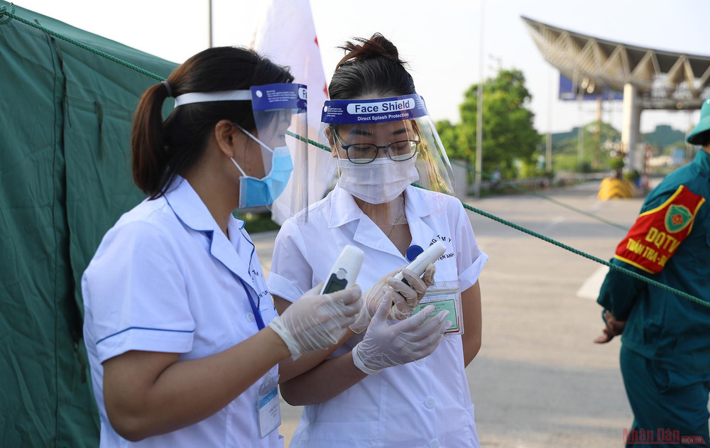 Lực lượng y tế kiểm tra lại các trang thiết bị trước khi tiến hành mở chốt kiểm soát. 7chot_kiem_soat_dich_Ha-1626232109039.jpg