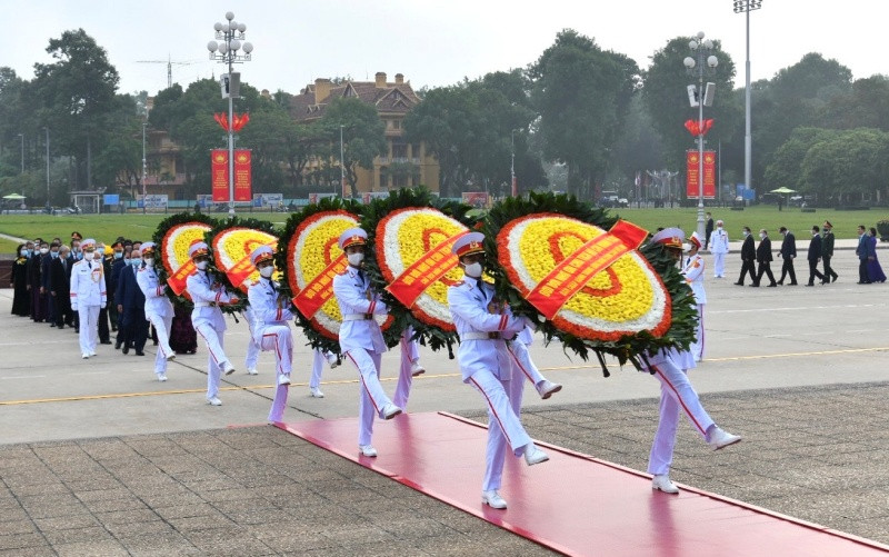 Vòng hoa của đoàn mang dòng chữ “Đời đời nhớ ơn Chủ tịch Hồ Chí Minh vĩ đại”. Lãnh đạo Đảng, Nhà nước vào Lăng viếng Chủ tịch Hồ Chí Minh nhân kỷ niệm 90 năm Ngày Truyền thống MTTQ Việt Nam -0