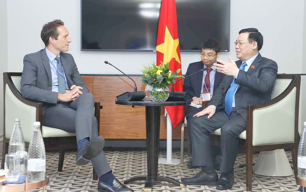 Chủ tịch Quốc hội Vương Đình Huệ tiếp Chủ tịch Tập đoàn Pearson, Chris Cuddihy. (Ảnh: Doãn Tấn/TTXVN) Chủ tịch Quốc hội Vương Đình Huệ tiếp lãnh đạo một số tập đoàn của Vương quốc Anh -0