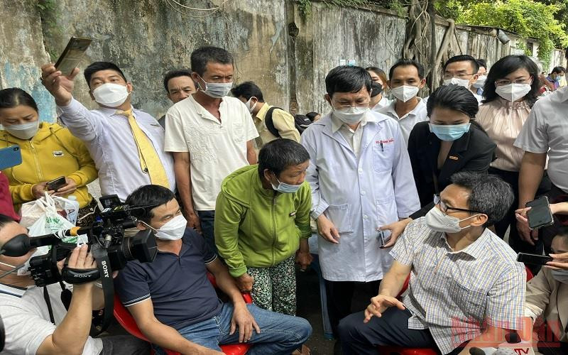 Phó Thủ tướng Vũ Đức Đam hỏi thăm người dân đến khám bệnh tại Bệnh viện Bệnh Nhiệt đới Thành phố Hồ Chí Minh. Thành phố Hồ Chí Minh khẩn trương triển khai các giải pháp phòng, chống dịch bệnh hiệu quả -0
