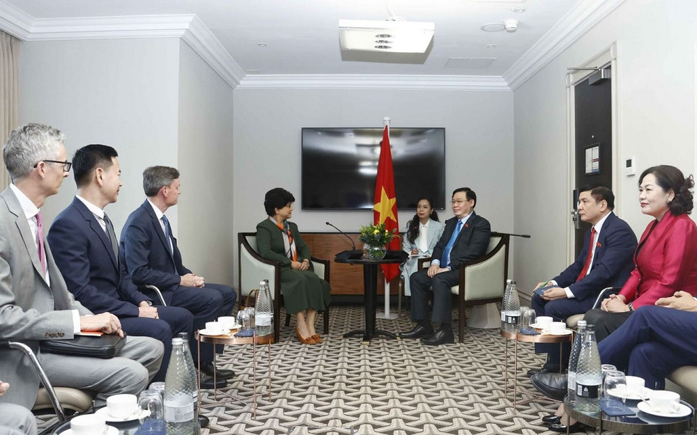 Chủ tịch Quốc hội Vương Đình Huệ tiếp Lãnh đạo Tập đoàn bảo hiểm Prudental do bà Shriti Vadera, Chủ tịch Tập đoàn, làm Trưởng đoàn. (Ảnh: TTXVN) Chủ tịch Quốc hội Vương Đình Huệ tiếp lãnh đạo một số tập đoàn của Vương quốc Anh -0