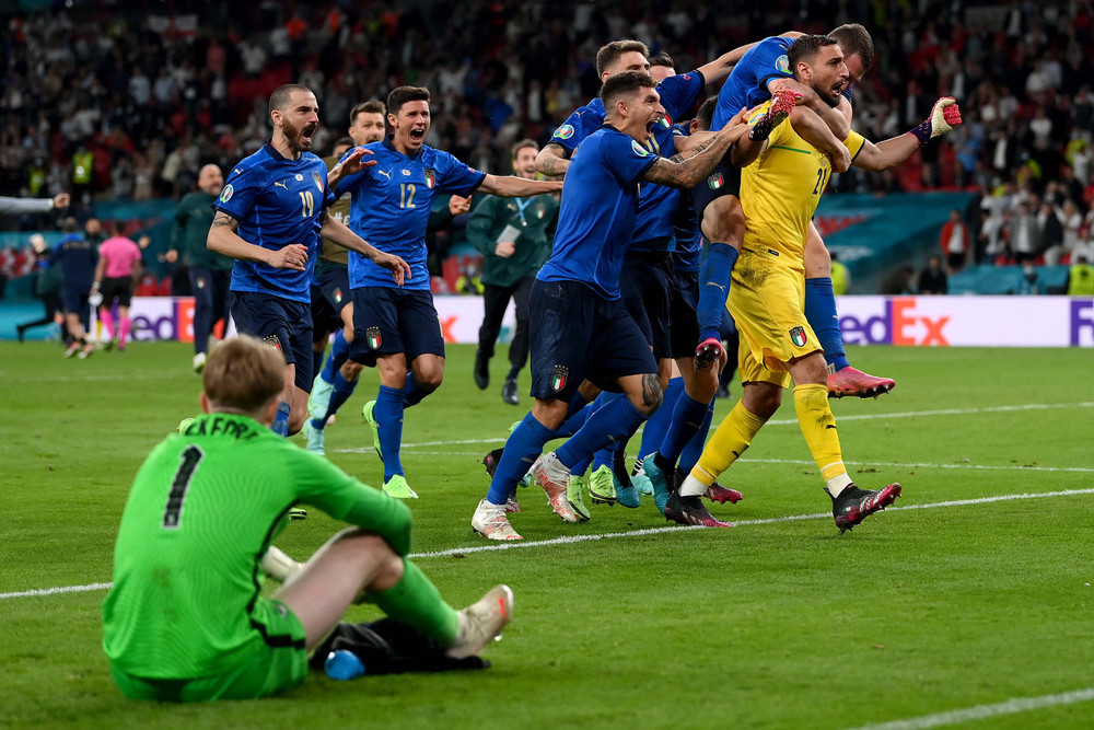 Thủ thành Gianluigi Donnarumma là người hùng của tuyển Italia. Thắng kịch tính trên chấm luân lưu, Italia vô địch EURO 2020 -0