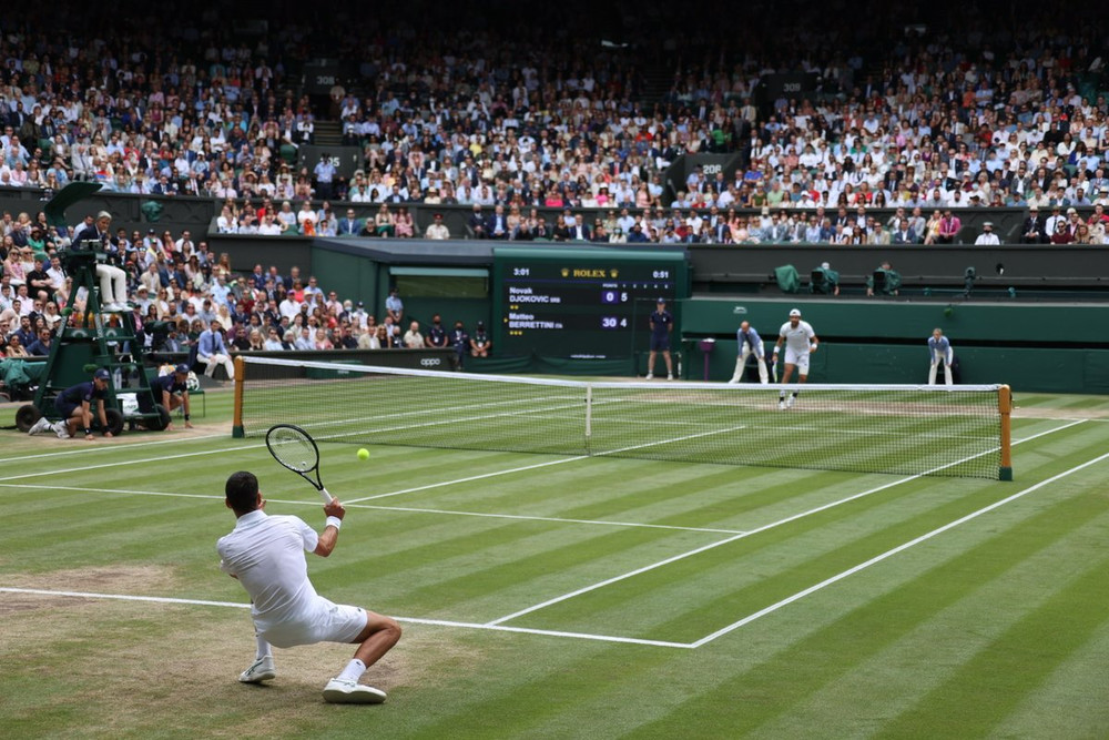 Djokovic vất vả đối phó với một cú giao bóng của Berrettini. Có nhiều thời điểm ở trận chung kết, tay vợt Italia đã khiến Djokovic phải chật vật. (Ảnh: Wimbledon) Djokovic lập kỷ lục giành 20 danh hiệu Grand Slam danh giá -0