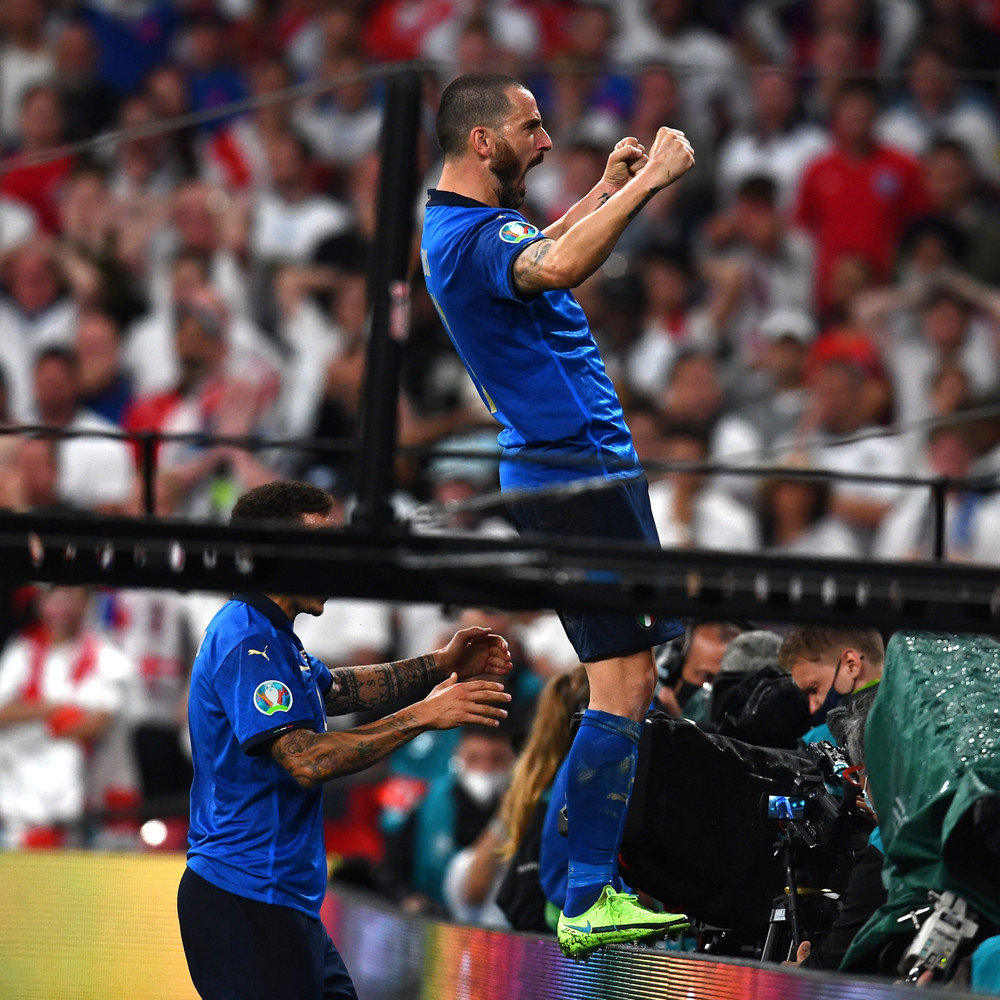 Bonucci ăn mừng bàn thắng cân bằng tỷ số vô cùng quan trọng. Thắng kịch tính trên chấm luân lưu, Italia vô địch EURO 2020 -0