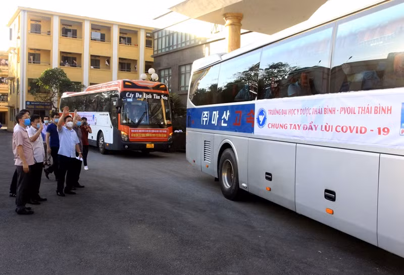 70 cán bộ, sinh viên Đại học Y, Dược tỉnh Thái Bình lên đường chống dịch -0