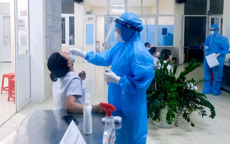 Cán bộ CDC Nghệ An lấy mẫu xét nghiệm cán bộ y tế phường Hà Huy Tập. Ảnh: THÀNH CHÂU