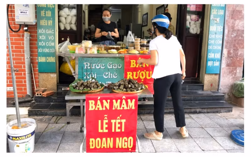 Sáng 14-6 - ngày Tết Đoan Ngọ (mồng 5-5 âm lịch), từ sớm, người dân Hà Nội tấp nập mua rượu nếp, hoa quả, bánh gio... về thắp hương.