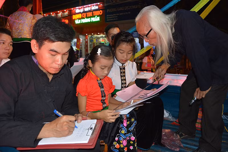 Yên Bái tổ chức màn đại xòe Thái với 2.020 nghệ nhân tham gia -0