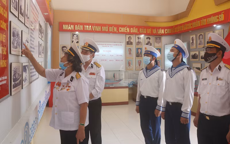 Các cán bộ, chiến sĩ Vùng 2 Hải quân thăm nhà trưng bày tại khu Khu di tích Bến tiếp nhận vũ khí Cồn Tàu, tỉnh Trà Vinh.