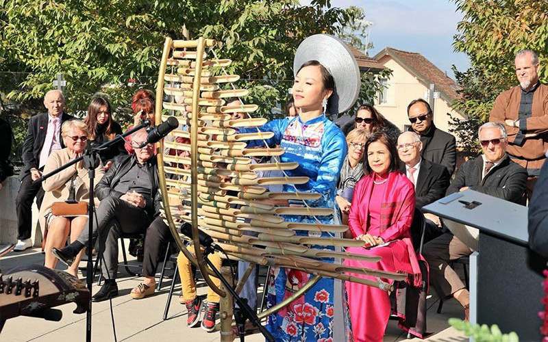 Trình diễn đàn T’rưng trong Ngày Văn hóa Việt Nam - Thụy Sĩ tại Phái đoàn Việt Nam tại Geneva. Thúc đẩy giao lưu nhân dân Việt Nam - Thụy Sĩ -0