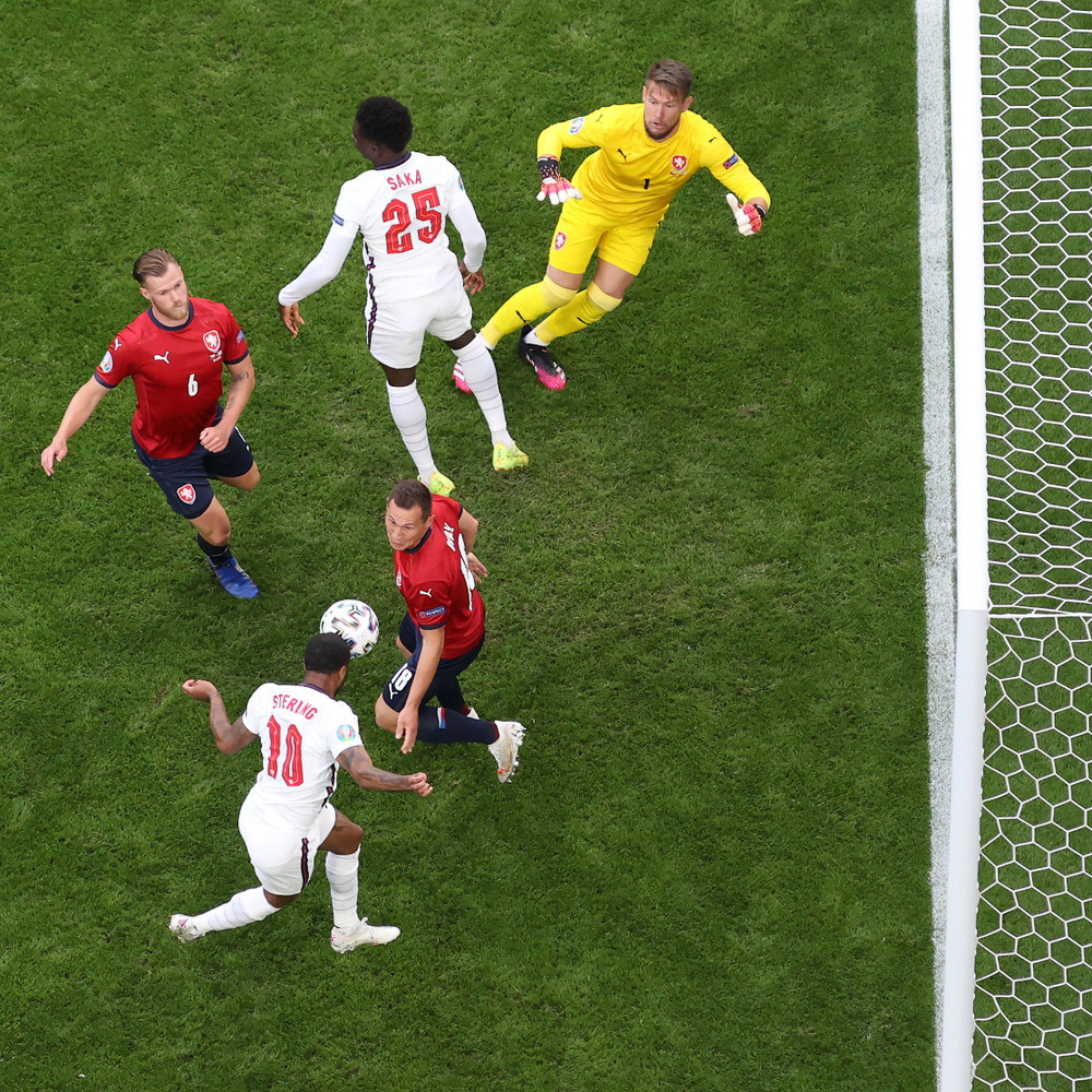 Raheem Sterling dứt điểm trong tư thế thuận lợi. Anh thắng tối thiểu Cộng hòa Séc để lên ngôi đầu bảng -0