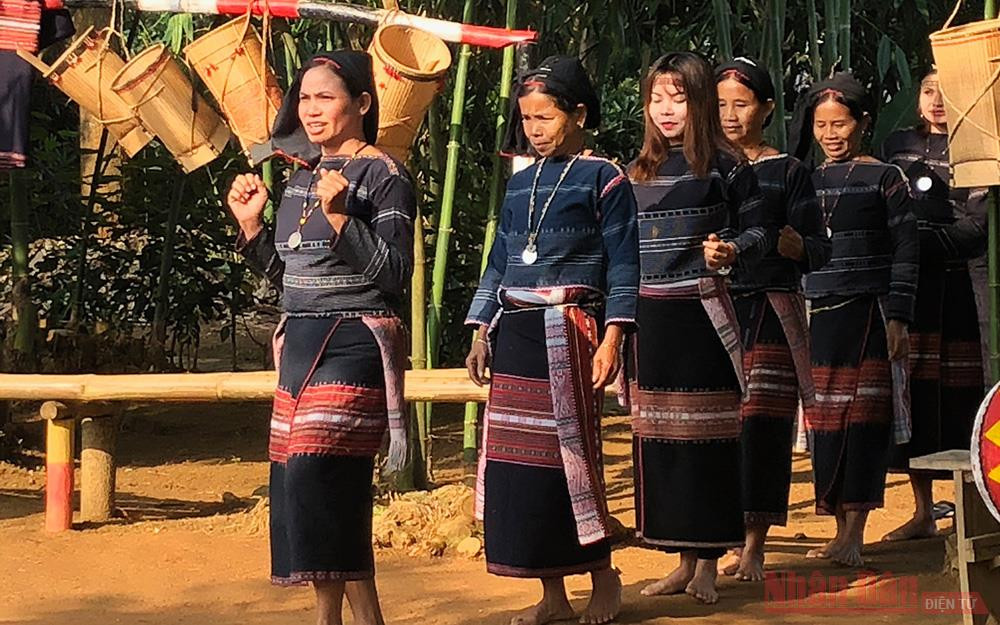 Đồng bào các dân tộc Tây Nguyên tại Làng.