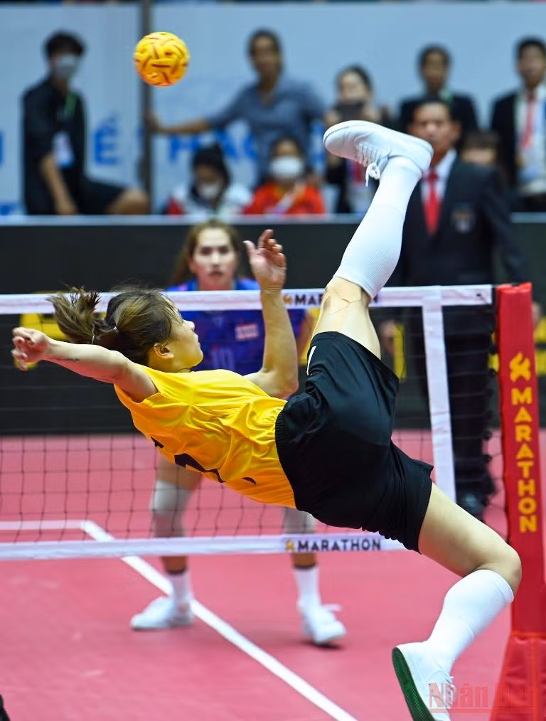 Người hâm mộ phấn khích với màn trình diễn của cầu mây nữ Việt Nam -0