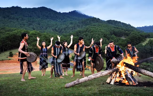 Tiếng chiêng hòa quyện ngọn lửa trên cao nguyên.