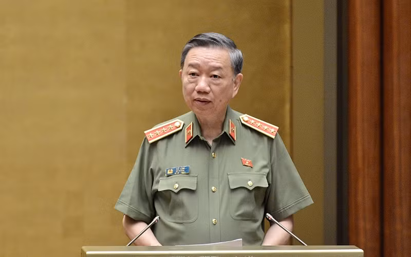 Bộ trưởng Công an Tô Lâm thừa ủy quyền của Thủ tướng Chính phủ trình bày Tờ trình Luật Cư trú (sửa đổi). Ảnh: QUANG HOÀNG.