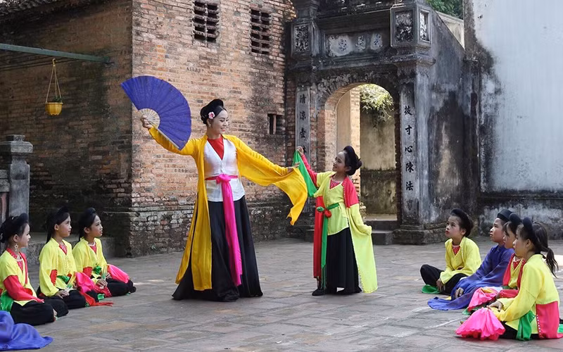 Lớp dạy hát chèo cho thiếu nhi tại chùa Bổ Ðà (huyện Việt Yên, tỉnh Bắc Giang).  Ảnh: DƯƠNG LÂM