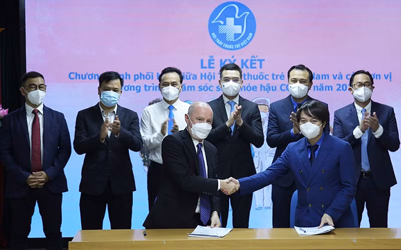 Đại diện Trung ương Hội Thầy thuốc trẻ Việt Nam và các đơn vị liên quan ký kết chương trình hợp tác chăm sóc sức khỏe người dân hậu Covid-19.