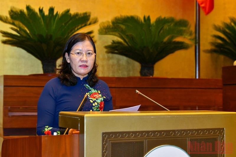 Chủ nhiệm Ủy ban Tư pháp của Quốc hội Lê Thị Nga trình bày Báo cáo thẩm tra dự thảo Nghị quyết. (Ảnh: LINH NGUYÊN) Tạo cơ sở pháp lý thống nhất tổ chức lao động, dạy nghề cho phạm nhân ngoài trại giam -0
