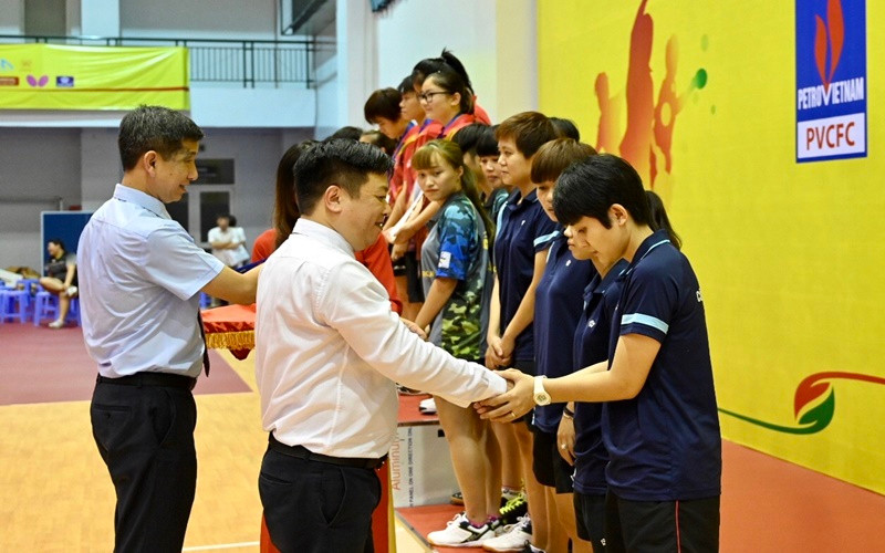 Phó Tổng Biên tập Quế Đình Nguyên chúc mừng các vận động viên đoạt giải tại nội dung đồng đội nữ. Bế mạc và trao giải Giải vô địch bóng bàn toàn quốc Báo Nhân Dân lần thứ 38 -0