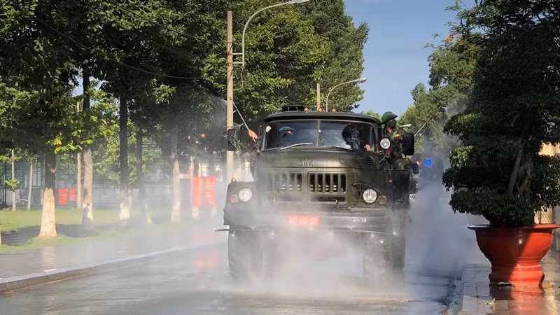 Lực lượng quân đội phun khử khuẩn tại thành phố Thủ Dầu Một, tỉnh Bình Dương.