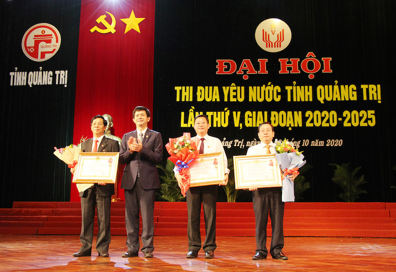 Bí thư Tỉnh ủy Quảng Trị Lê Quang Tùng tặng Huân chương hạng Lao động hạng Nhất cho ba tập thể. Đại hội thi đua yêu nước tỉnh Quảng Trị lần thứ V -0
