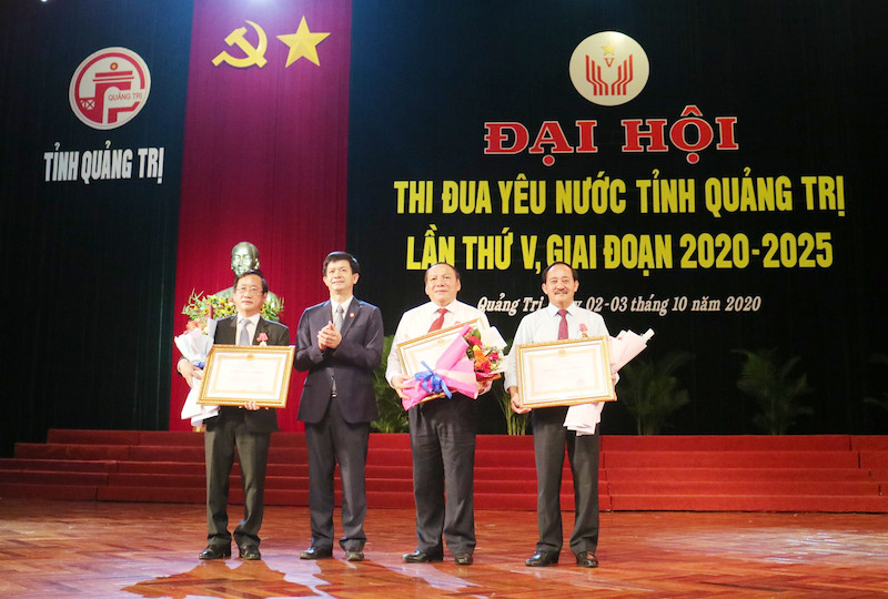 Bí thư Tỉnh ủy Quảng Trị Lê Quang Tùng tặng Huân chương hạng Lao động hạng Nhất cho ba cá nhân. Đại hội thi đua yêu nước tỉnh Quảng Trị lần thứ V -0